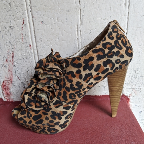 Cheetah Booties w/ Ruffles - Picture 5 of 5
